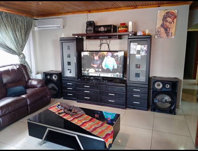 3 BEDROOM FREEHOLD FOR SALE IN ILITHA PARK